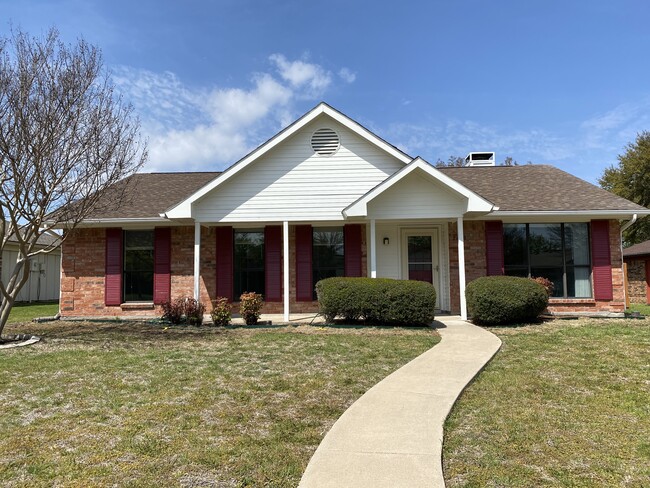 Front House with Covered Front Porch - 2429 Majestic Dr Casa