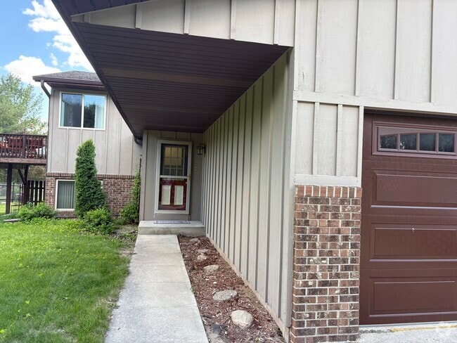 Building Photo - 2033 Greenwood Dr Unit 2 Rental