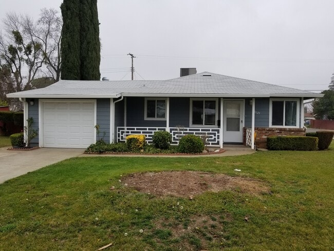 Building Photo - GREAT LOOKING 2BD / 1BTH DUPLEX W/ SPACIOUS BACKYARD!