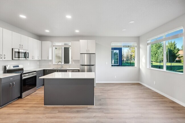 Kitchen & Dining