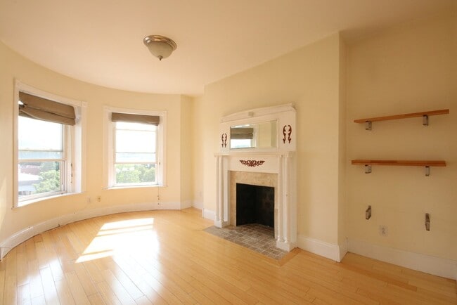 Building Photo - 156 Harvard St Unit 8