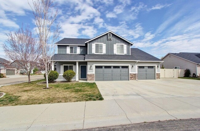 Building Photo - Spacious Home in Quiet Neighborhood