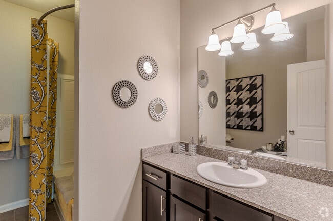2BR, 2BA - 1096SF Sandalwood - Master Bathroom