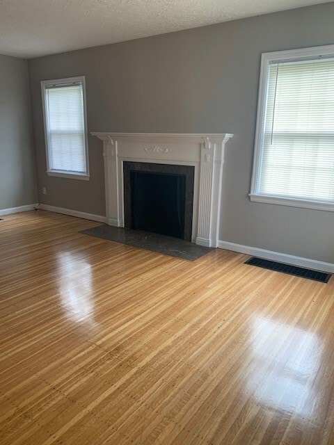 Photo - 657 W 44th St