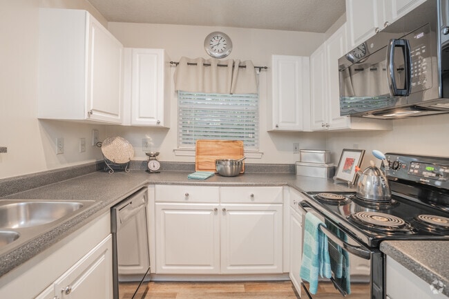 2BR, 2BA - 1,200SF - Kitchen - 771 Lindbergh