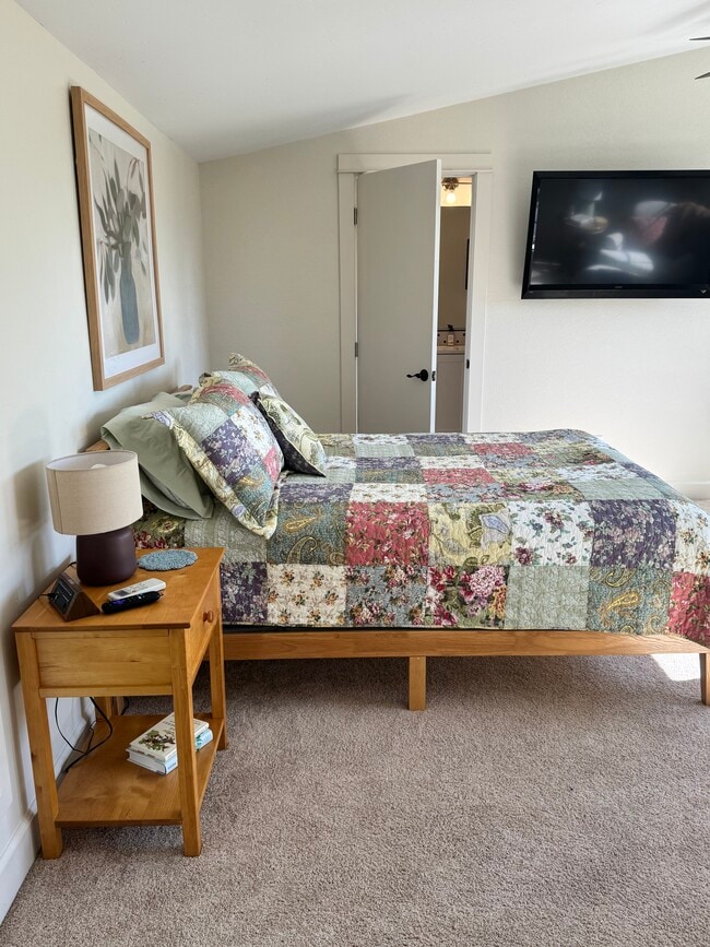1975 Calhoun St Unit Upstairs Studio Haven