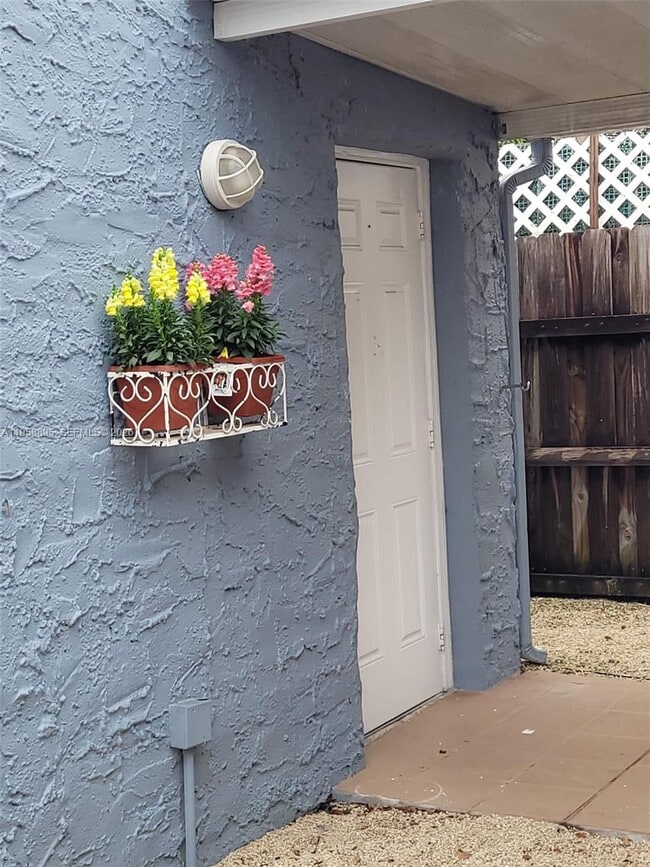 Building Photo - 2295 SW 25th St Unit 2