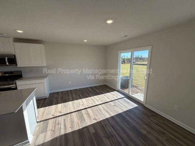 Photo - 329 Kingscote Wy