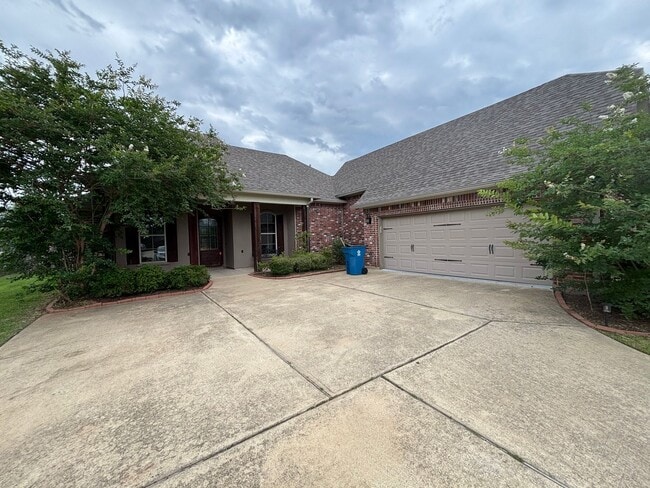 Building Photo - Large 4 Bedroom Home in Benton