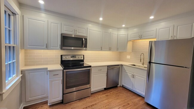 Building Photo - 239 Old Farms Rd Unit 15B