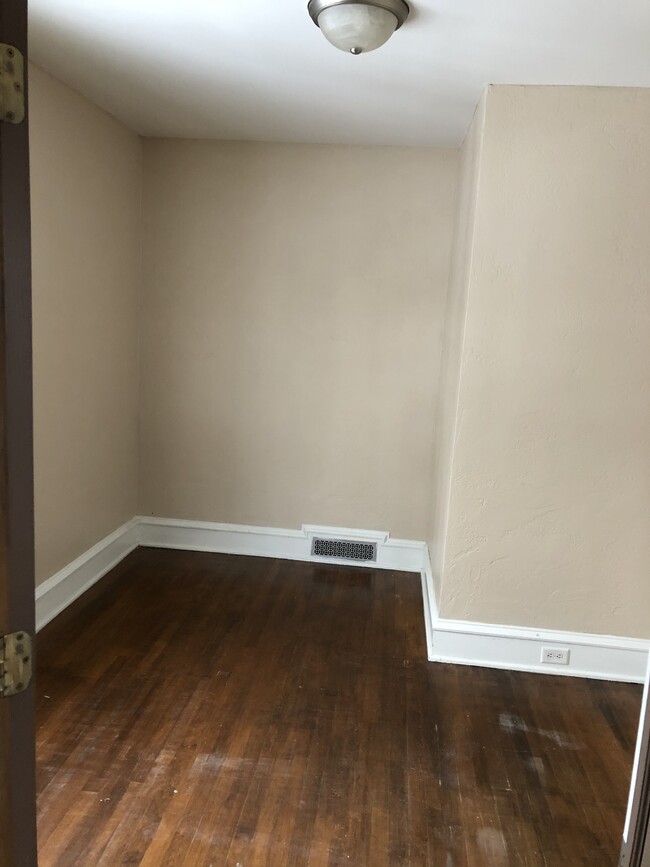 bedroom / office room - 812 Swift Ave Unit 812