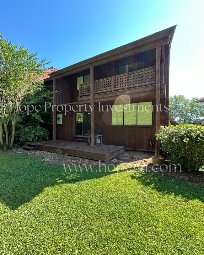 Photo - 2 Northlake Cir
