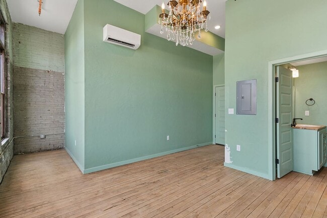320 W Walnut St