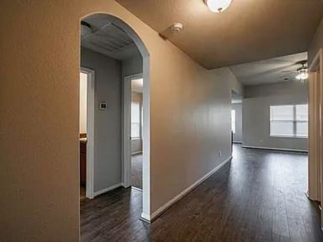 Photo - 976 Lake View Cir W