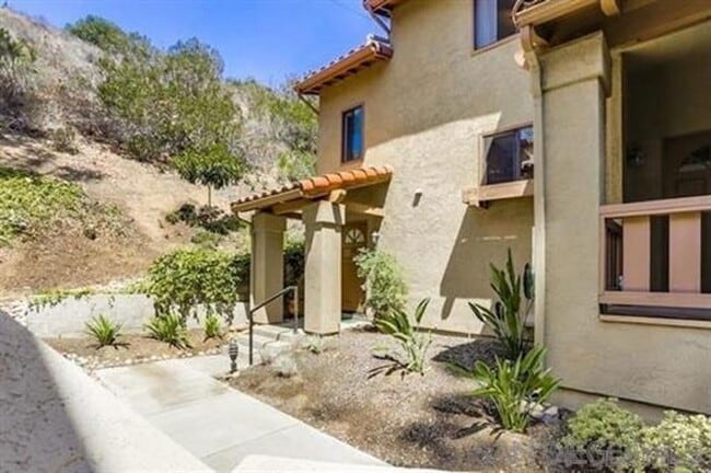 Building Photo - Gorgeous Tri-Level End Unit Home