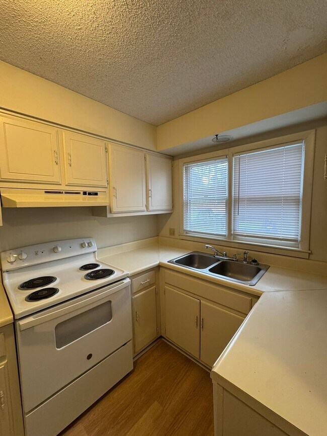 Photo - 201 Westbrooke Court #5 (Westbrooke Townhomes)