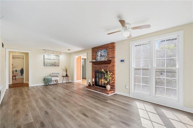 Photo - 2451 Warwick Cir NE