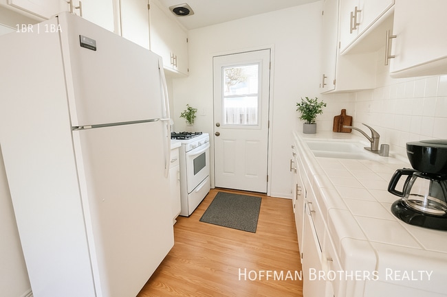 Photo - 1830 N La Brea Ave Unidad 3