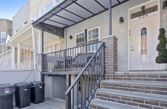 Building Photo - 526 Linwood St