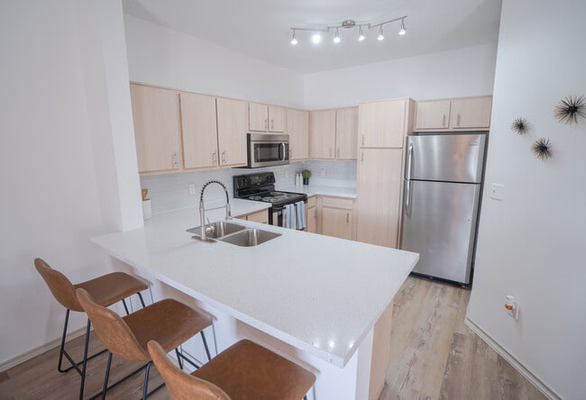 Modern Elegance: Quartz Countertops and Stainless Steel Appliances in the Kitchen
