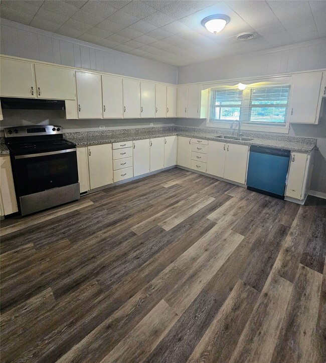 Photo - 132 W Texaco St