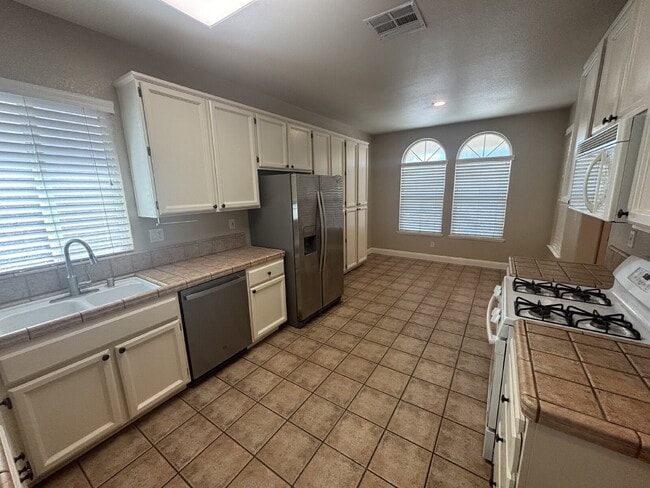 Photo - Available Now: 3 bed 2 bath home in Roseville