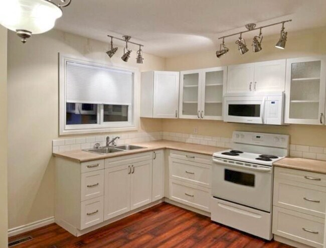 Photo - 8420-8495 95 Ave