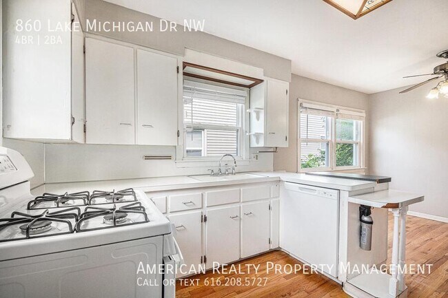 Photo - 860 Lake Michigan Dr NW