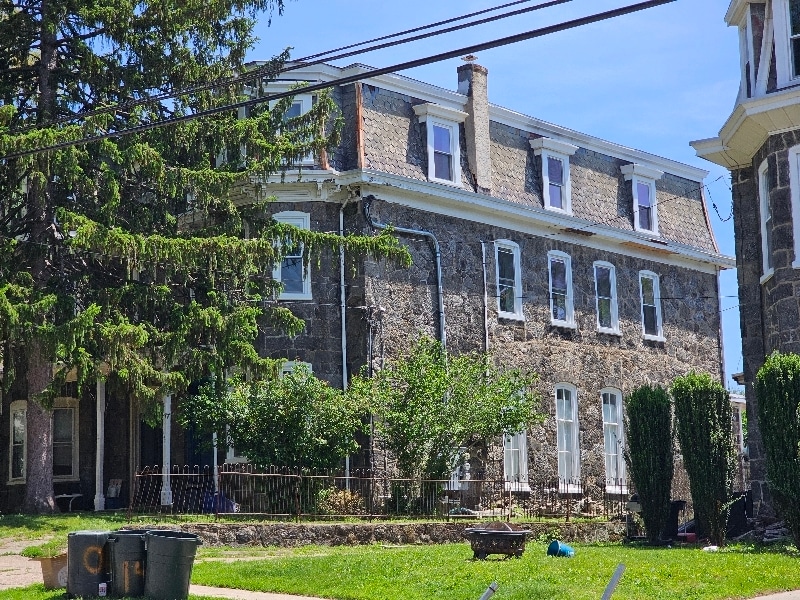 Photo - 142 Sumac St