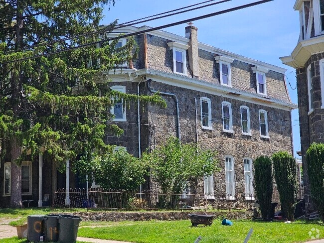 Building Photo - 142 Sumac St Unit 1F Rental