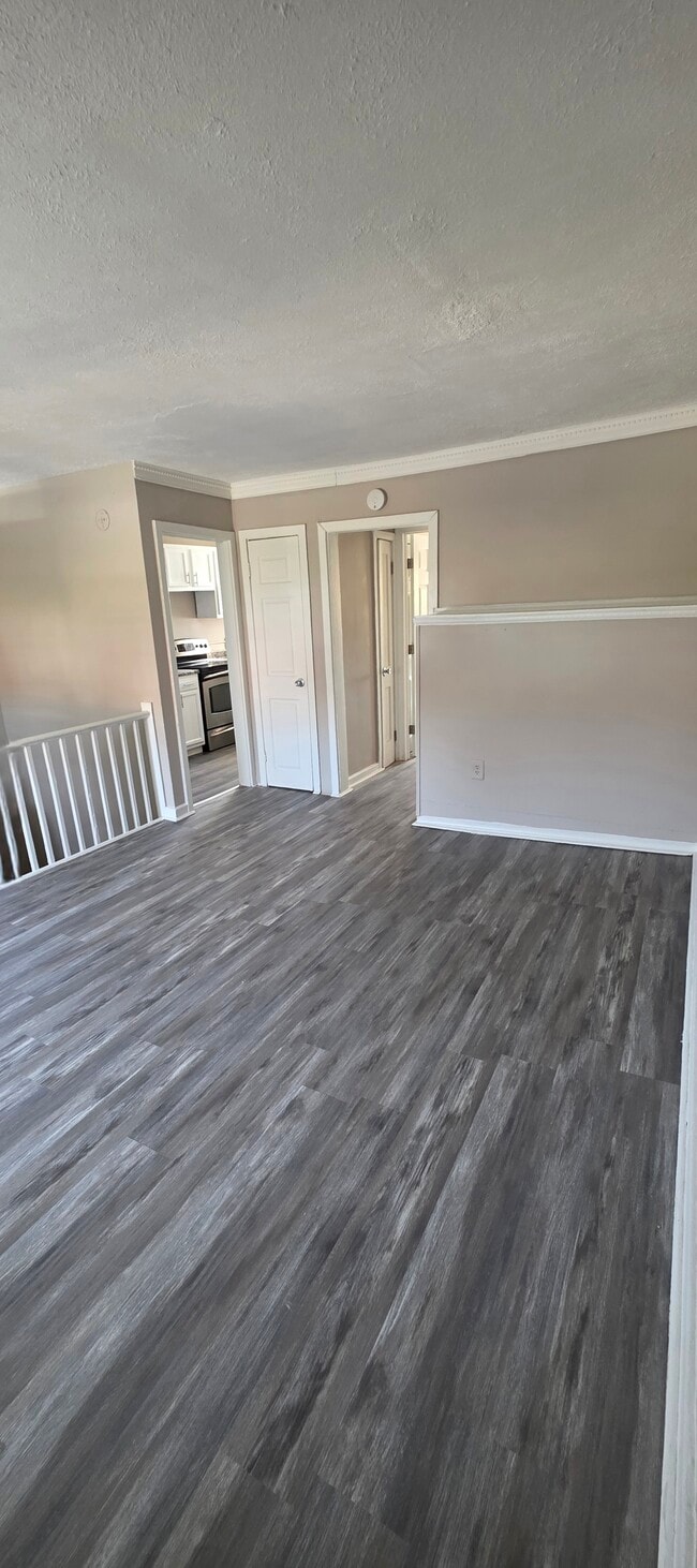 Unidad de sala de estar y comedor n.° 2 - 811 Stoll St