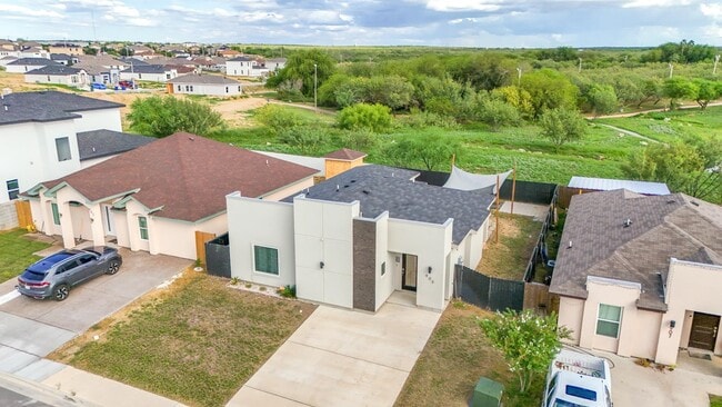 Photo - 905 Rotonda Ln