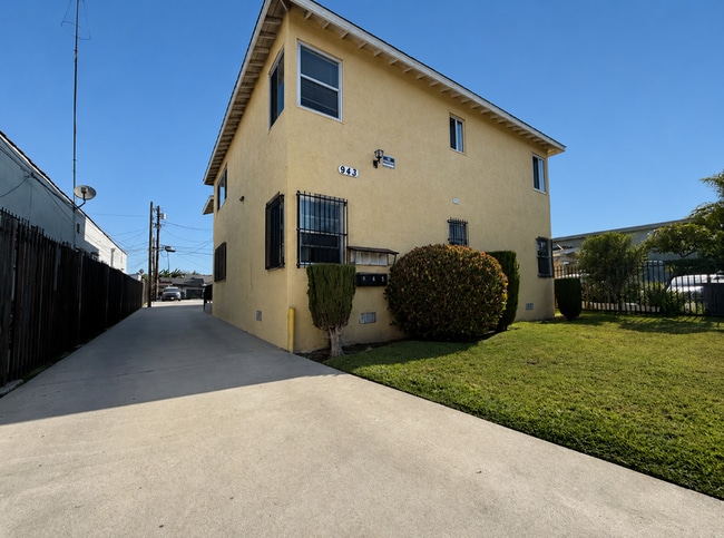 Building Photo - 943 W 68th St Unit 4