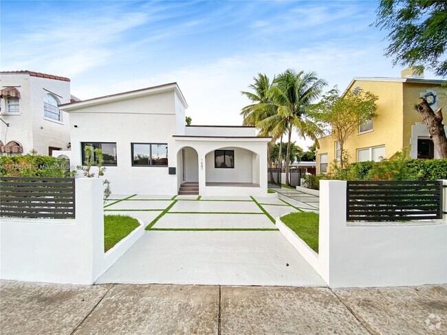 Building Photo - 1687 SW 11th St Rental