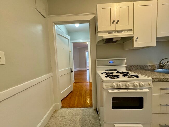 Building Photo - 154 Summer St Unit 3