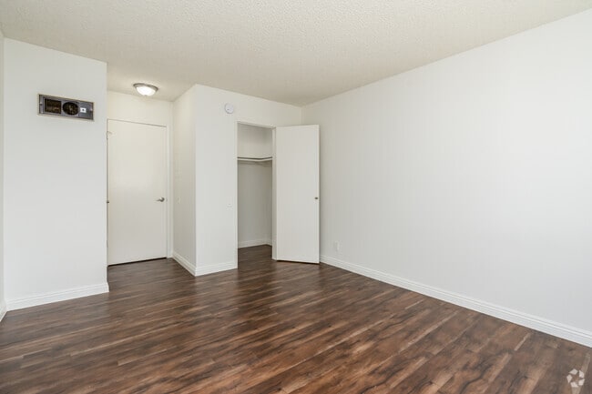 1BR, 1BA - 775SF - Bedroom