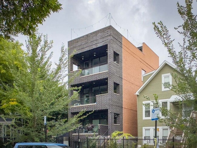 Building Photo - 1812 N Sawyer Ave Unit J06W