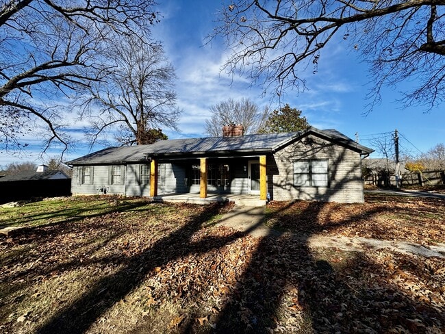 Building Photo - 302 Bluebird Ct