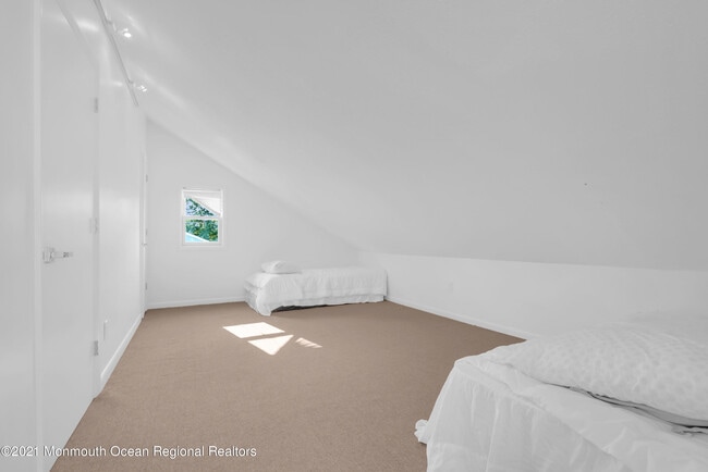 Photo - 45 Roslyn Ct House