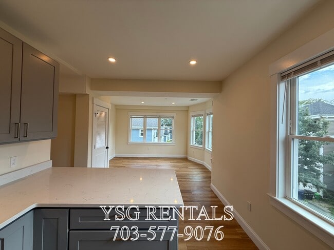 Building Photo - 14 Dorr St Unit #2