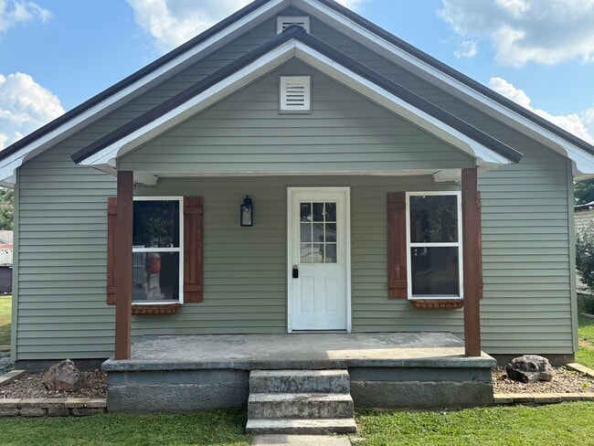 Photo - 1308 E Oak St