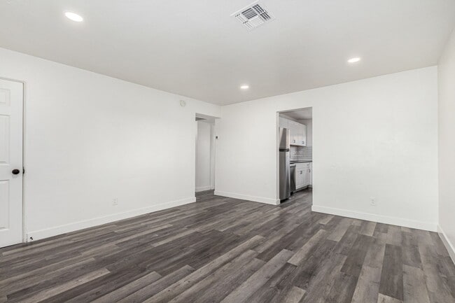 Photo - Two Bedroom with Washer/dryer! - 4 Weeks of Free Rent! Unit 5525-17