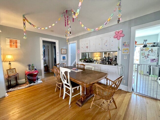 Photo - 2080 Roblyn Ave