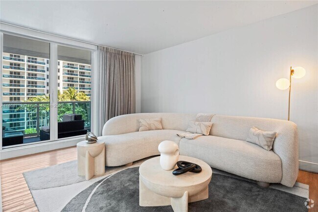 Building Photo - 2301 Collins Ave Unit 720 Rental
