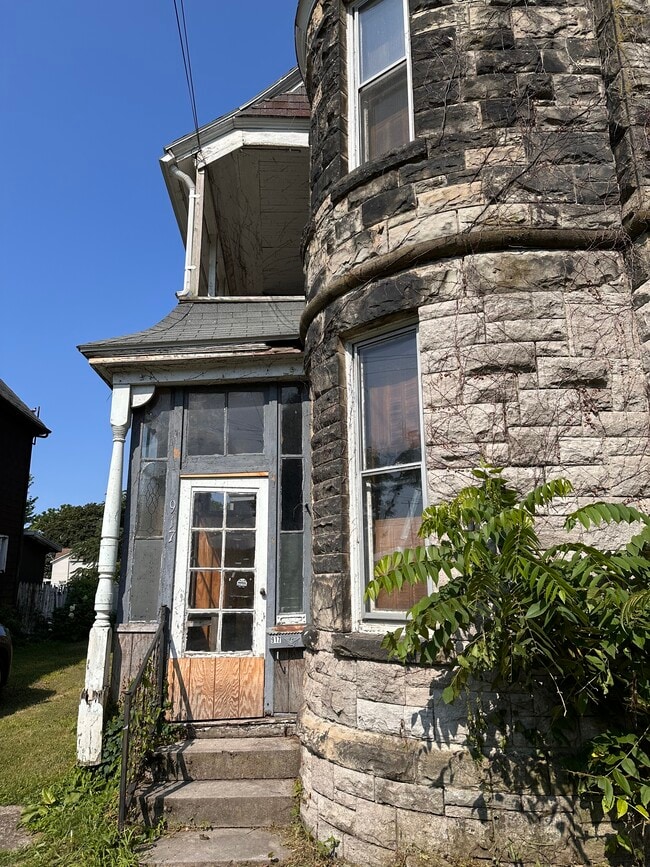 Building Photo - 917 Lake St Rental