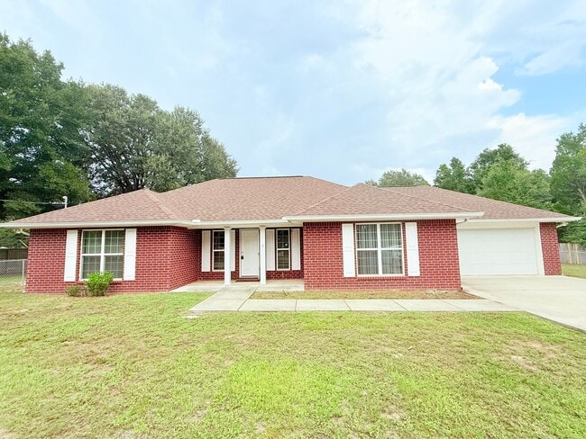 Building Photo - Spacious 3-Bedroom Home - Large Lot