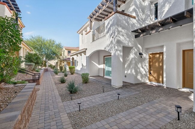 Building Photo - FANTASTIC 2-BEDROOM TOWNHOME IN GUARD GATE...