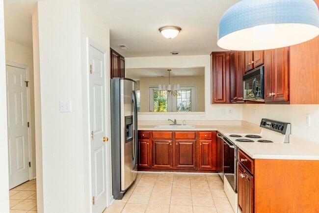 Photo - Lovely 3 bedroom, 2.5 Bathroom townhouse s...