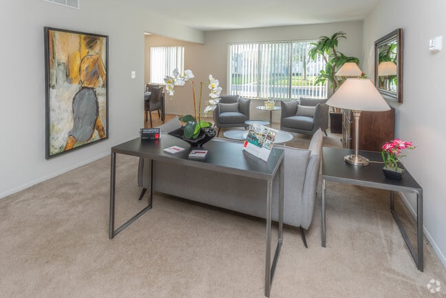 1BR, 1BA - 836 SF
