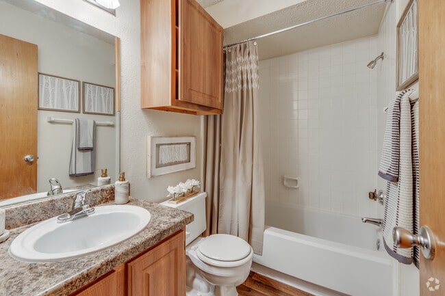2BR,2BA - 900SF - Restroom